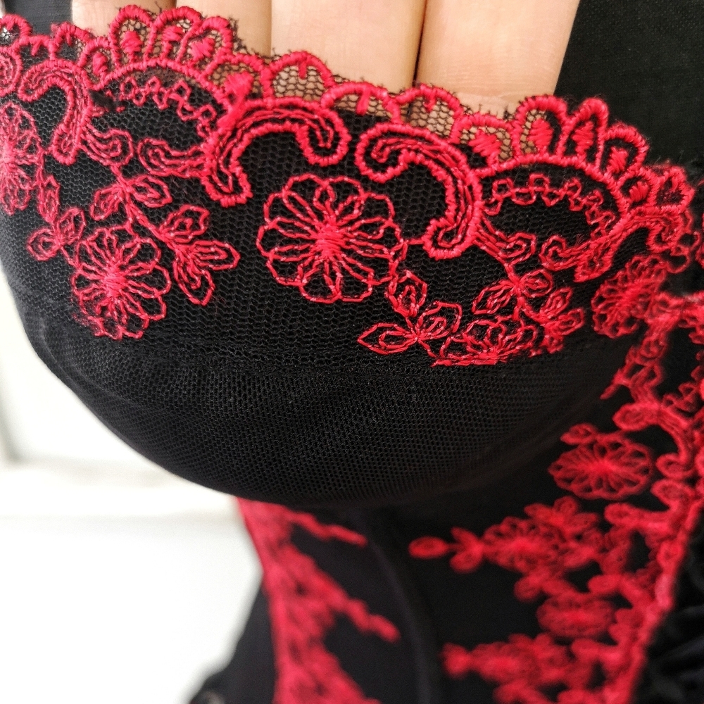 Vintage Romantic Red Floral Laced Corset - Picture 4 of 11